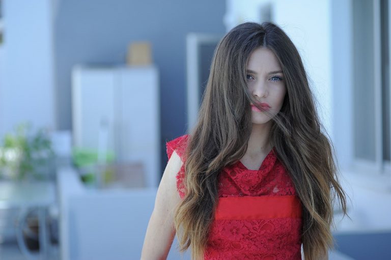 Kosmetyki do włosów — czym są i jakie mają znaczenie dla pielęgnacji?