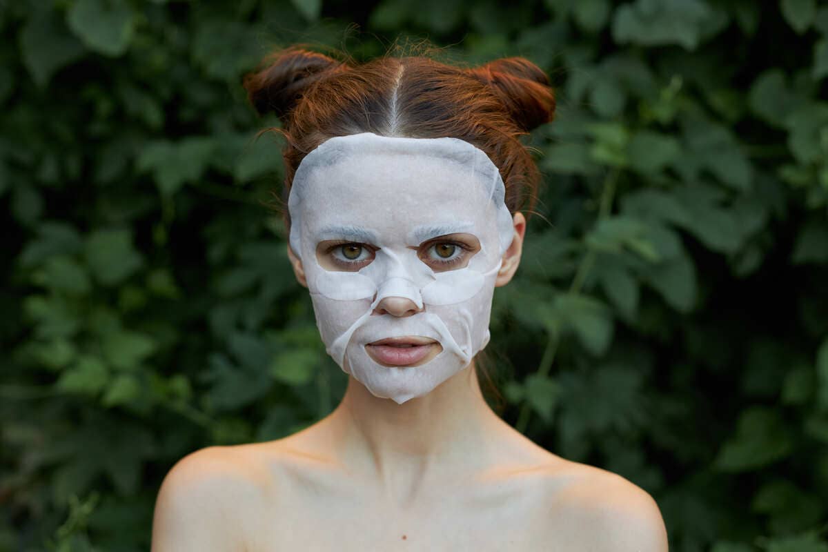 Kobieta z maseczką na twarzy w ramach pielęgnacji