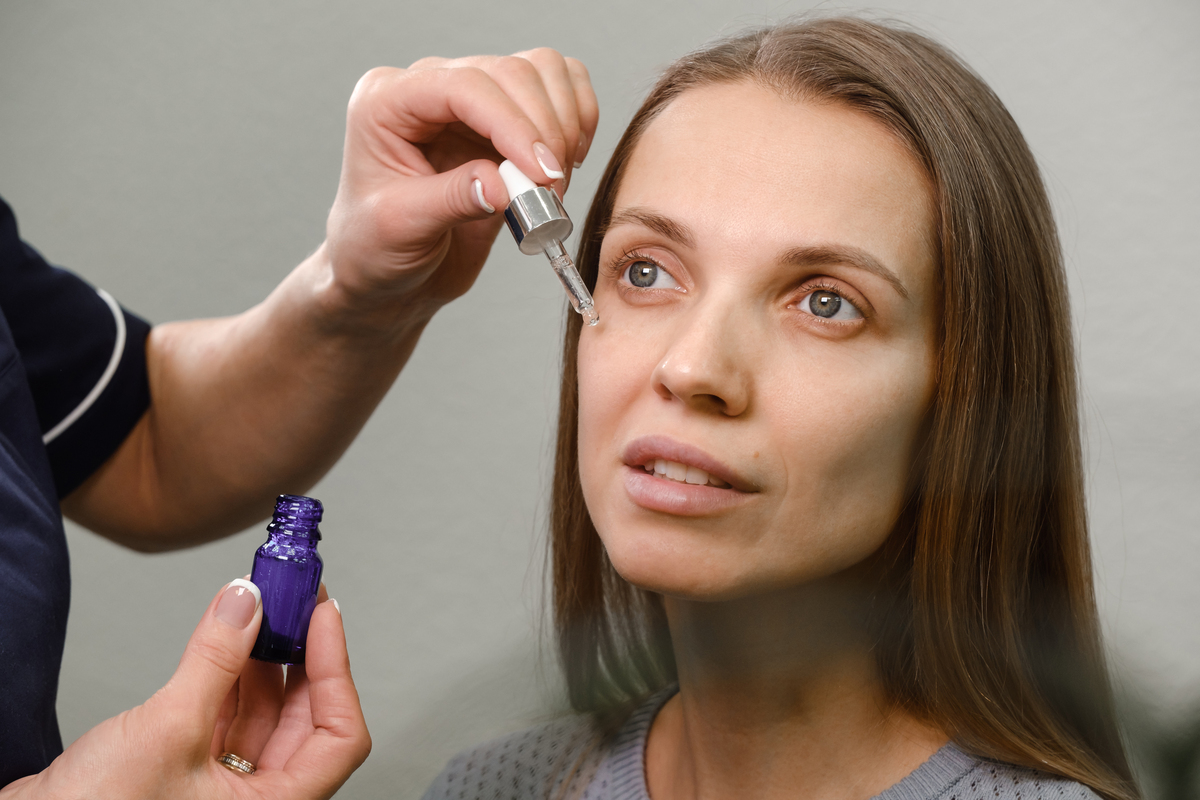 Bakuchiol nakładany na twarz kobiety